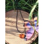 Pendentif cœur en ambre naturel sur bois avec papillon, bijou aux nuances dorées évoquant la confiance, la chaleur du cœur et la lumière apaisante.