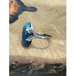 Bague apatite bleue argent 925 réglable, vue de profil sur rondin ; papillon flou — communication, clarté mentale, équilibre émotionnel.