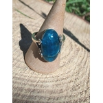 Bague argent 925 apatite bleue, présentoir conique sur tranche de bois — chakra gorge, expression de soi, sérénité.