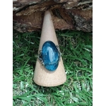 Bague argent 925 apatite bleue sur présentoir conique bois dans l’herbe – chakra gorge, expression de soi, sérénité intérieure.