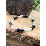 Bracelet protection posé sur bois brut avec fond pierre irisée, trio shungite, tourmaline noire et cristal de roche pour tri émotionnel et solidité intérieure