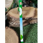 Boîte d’encens noix de coco HEM verticale entre rondins de bois et gazon — parfum tropical doux pour une ambiance relaxante et chaleureuse.