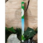 Boîte d’encens noix de coco HEM — photo verticale sur rondin de bois, décor végétal et quartz blanc.