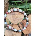 Bracelet déblocages émotionnels sur champignons de bois avec herbe, douceur du cœur, relâchement des blocages et écoute de soi