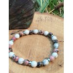 Bracelet howlite veinée et rhodonite rose sur support en bois, soutien émotionnel, tendresse intérieure et sécurité affective