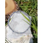Bracelet labradorite 4 mm sur amas de quartz blanc, perles gris brume et éclats bleu électrique, protection symbolique, intuition et clarté intérieure