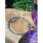 Bracelet labradorite 4 mm sur amas de quartz blanc, perles gris brume et éclats bleu électrique, protection symbolique, intuition et clarté intérieure