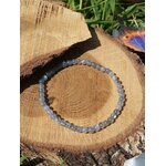 Bracelet labradorite 4 mm sur grande tranche de bois clair, perles gris argenté et reflets bleu froid, présence, recul émotionnel et ancrage doux