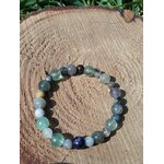Bracelet chakra Ajna sur bois clair avec herbe en arrière-plan, perles naturelles pour discernement, intuition et esprit apaisé