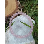 Bracelet quartz rose sur amas de quartz avec herbes naturelles, apaisement du ressenti, douceur intérieure et réouverture du cœur