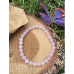 Bracelet quartz rose 6 mm sur rondin de bois avec herbes vertes et papillon coloré, douceur affective, réconfort émotionnel et paix du cœur