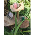 Trio de bagues cabochon argent 925 : malachite, rhodonite, quartz rose, mise en scène sous-bois.