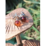 Puces Ambre cognac  argent 925, macro sur champignon – calme émotionnel, équilibre intérieur.