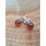 Puces ambre rondes argent 925 posées sur bois clair – confiance en soi, optimisme.
