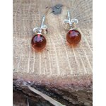 Puces d’oreilles ambre argent 925 sur bois texturé – plexus solaire, chaleur réconfortante.