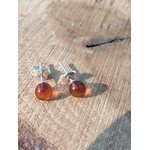 Boucles puces ambre cognac en argent 925 posées sur tissu en lin – énergie solaire, vitalité.