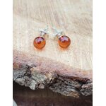 Ambre cognac en puces argent 925 sur tranche de bois – purification douce, équilibre émotionnel.