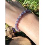 Bracelet tourmaline rose eudialyte porté au poignet en extérieur, perles rosées pour compassion, calme du cœur et présence à soi