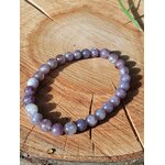 Bracelet eudialyte et tourmaline rose sur tranche de bois, perles rondes en pierre naturelle pour protection subtile et stabilité affective