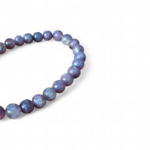 Bracelet lithothérapie tourmaline rose sur eudialyte sur fond blanc, perles roses et bordeaux pour équilibre du cœur et énergie rassurante