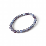 Bracelet tourmaline rose sur eudialyte sur fond blanc, bijou en pierre naturelle aux nuances rosées pour douceur émotionnelle et réconfort