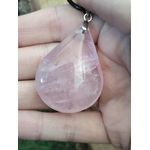 Pendentif goutte quartz rose – amour de soi, lâcher-prise – macro sur main