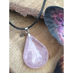 Pendentif quartz rose goutte sur cordon noir – amour, ouverture du cœur, apaisement émotionnel – décor bois