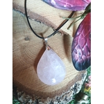 pendentif quartz rose goutte – douceur, compassion, harmonie relationnelle – tronc de bois, aile de papillon