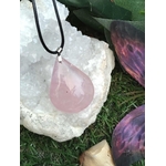 Quartz rose pendentif – vibrations douces, lâcher-prise sur géode de quartz posé sur  décor végétal