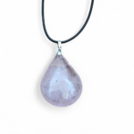 pendentif-quartz-rose-chakra-du-coeur-confiance-en-soi-sur fond blanc