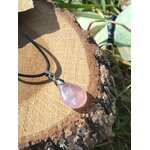 Pendentif goutte en quartz rose sur bois naturel, bijou en pierre naturelle associé à la tendresse, à l’ouverture du cœur et à la paix intérieure.