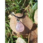 Pendentif goutte en quartz rose, pierre naturelle associée au chakra du cœur, à la bienveillance et à la tendresse émotionnelle.