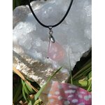 Pendentif quartz rose sur amas de quartz avec champignon flou et papillon, bijou pierre naturelle évoquant la compassion, la sensibilité et l’harmonie affective.
