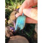 Pendentif labradorite verte en main, lumière naturelle — harmonie émotionnelle, troisième œil