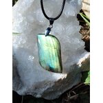 Pendentif labradorite verte sur géode blanche – protection