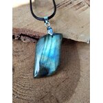 Collier labradorite verte naturelle fond bois texturé – apaisement, ancrage