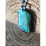 Pendentif labradorite verte sur fond zen texturé — protection énergétique, intuition
