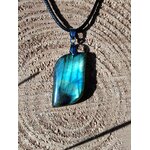 Collier labradorite verte naturelle fond bois rainuré – bouclier énergétique, apaisement