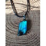 Pendentif labradorite verte sur bois – protection énergétique, équilibre émotionnel, intuition et clarté mentale