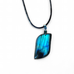 Collier labradorite sur cordon — bouclier aurique, clarté mentale, apaisement émotionnel.