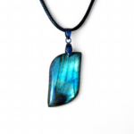 collier-labradorite-verte-naturelle-sur fond blanc-bouclier-energetique-apaisement