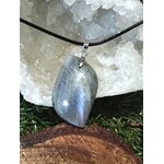 Pendentif labradorite arc-en-ciel devant druse de quartz, posé sur rondin, collier en pierre naturelle évoquant le discernement, la vigilance intérieure et la paix du mental.