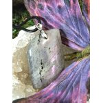 Pendentif labradorite irisée sur cordon noir avec quartz blanc et herbe, bijou en pierre naturelle évoquant la sensibilité maîtrisée, l’intuition et le calme émotionnel.