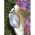Pendentif labradorite arc-en-ciel sur amas de quartz avec papillon irisé, bijou en pierre naturelle lié à l’harmonie émotionnelle, au réconfort et à la perception fine.