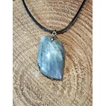 Pendentif labradorite arc-en-ciel sur rondin de bois, pierre naturelle associée à la lucidité, à la protection subtile et à la clarté d’esprit.