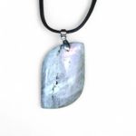 Collier pendentif en labradorite grise sur cordon noir et fond blanc, pierre naturelle reliée au recentrage, à la sérénité et à la stabilité intérieure.