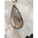 Pendentif labradorite violette à reflet irisé sur druse de quartz, bijou en argent 925 associé à la clarté intérieure, à l’inspiration et à l’écoute intuitive.