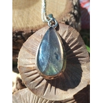 Pendentif labradorite violette en goutte avec argent 925 sur décor bois sculpté, bijou naturel relié à l’intuition, à la confiance calme et à la profondeur intérieure.