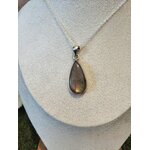 Pendentif goutte labradorite violette avec bélière en argent 925 sur buste, collier pierre naturelle associé à la tranquillité, à la protection et au lâcher-prise.