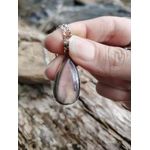 Pendentif labradorite polie sur chaîne, photographié en main – bouclier énergétique pour empathes